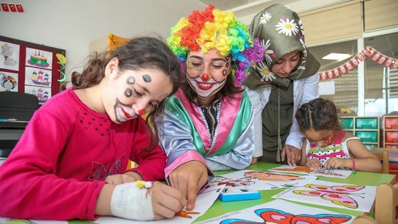 Çocuklar için hastaneyi oyun parkına çevirdiler