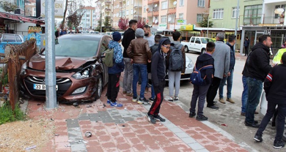 Çocuklara çarpmak istemeyen sürücü otomobile çarptı: 2 yaralı