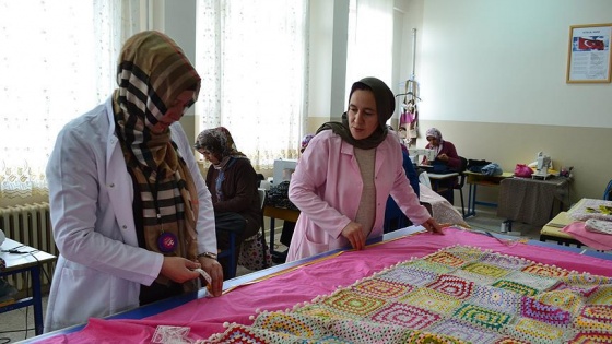 Çocukları derste anneleri okulun atölyesinde mesaide