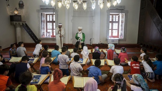 Çocukları 'sosyal medya' ile camiye teşvik etti