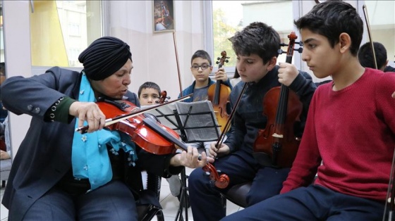 Çocukluk hayali kemanı, 65 yaşında eline aldı