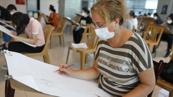 Çocukluk hayali resim öğretmenliği için 'en yaşlı öğrenci' olarak yarıştı