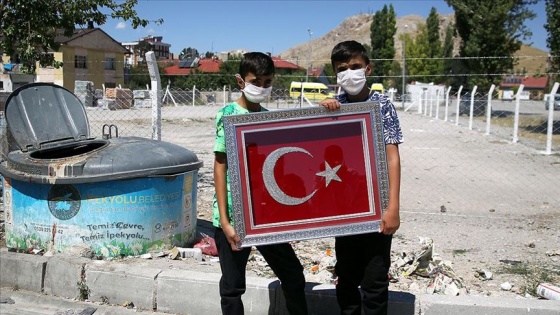 Çöpteki Türk bayraklarını temizleyip asan çocukların duyarlılığı duygulandırdı