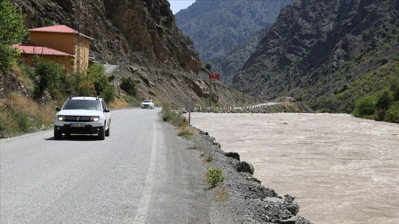 Çoruh Nehri kara yoluyla aynı hizada akıyor