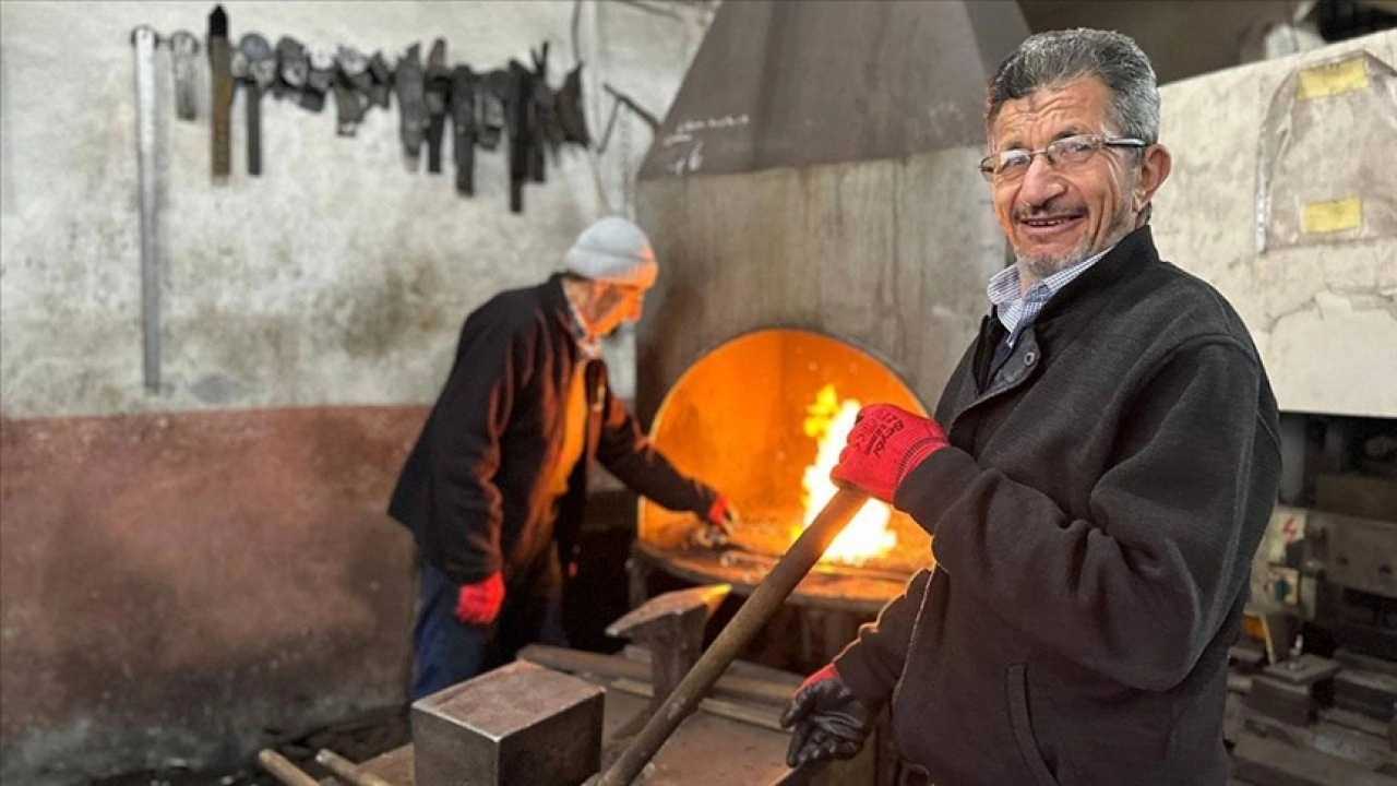 Çorum'da duyma ve konuşma engelli iki kardeş 55 yıldır demircilik yapıyor