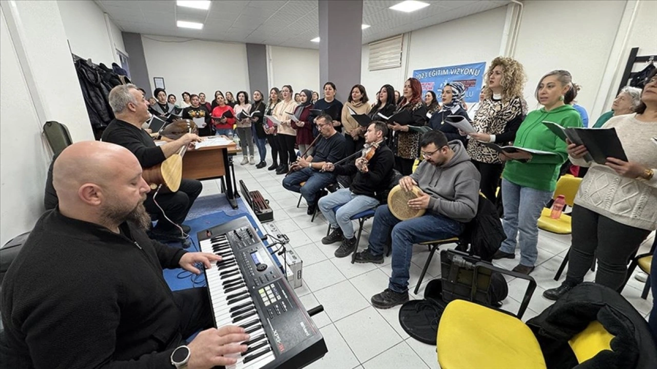 Çorum'da ev hanımlarının kurduğu 'Sahnenin Sultanları Korosu' konsere hazırlanıyor