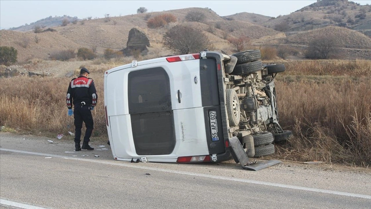 Çorum'da işçi servisi ile traktörün çarpışması sonucu 16 kişi yaralandı