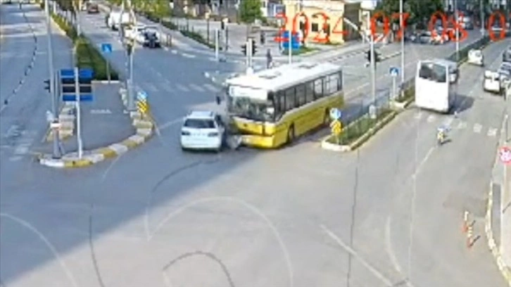 Çorum'da özel halk otobüsü ile hafif ticari araç çarpıştı, 10 kişi yaralandı