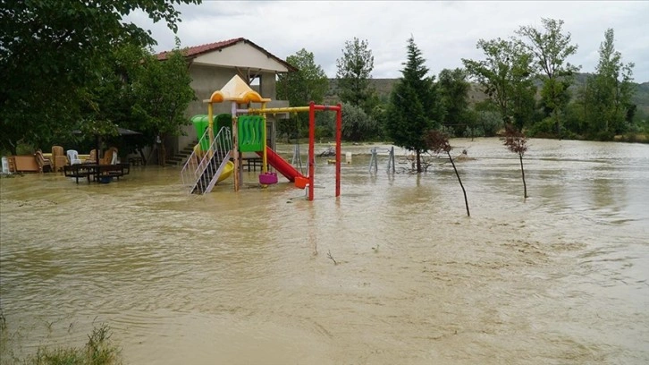 Çorum'un Osmancık ilçesinde şiddetli yağış etkili oldu