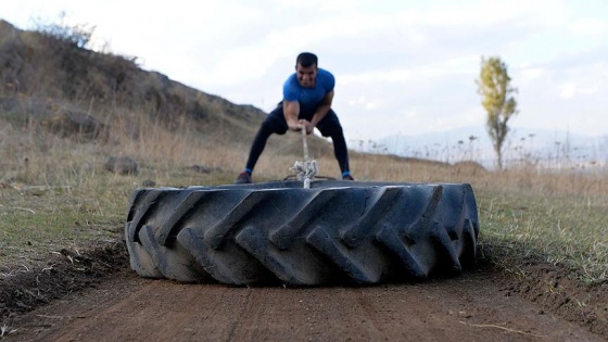 Crossfiti traktör lastiği ile yapıyor