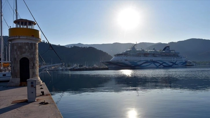 "Crown İris" kruvaziyeri İsrailli turistleri Marmaris'e taşıdı