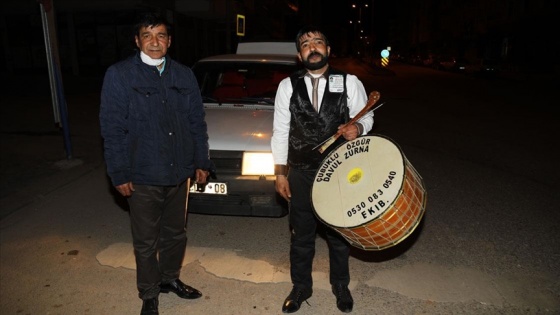 Çubuk'un ramazan davulcuları baba ile oğlu 20 yıldır tokmağı birlikte sallıyor