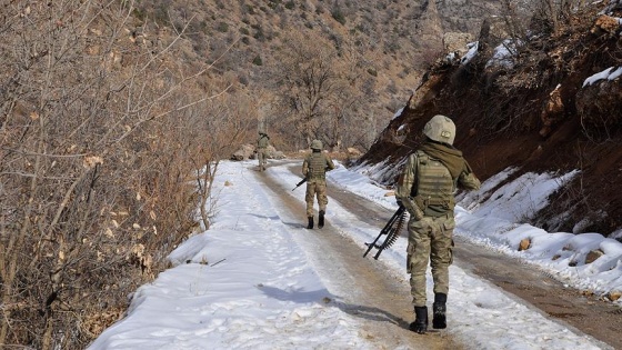 Çukurca'da askeri üs bölgesinde 2 terörist etkisiz hale getirildi