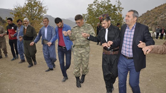 Çukurca'da vatandaşlar asker ve polisle düğünde halay çekti