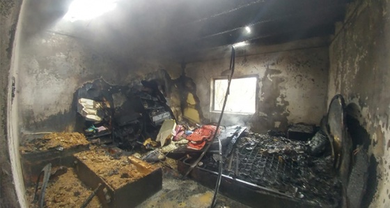 Çukurca&#039;da yıldırımın isabet ettiği ev alev alev yandı