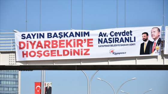 Cumhurbaşkanı Erdoğan'a Kürtçe pankartlı karşılama