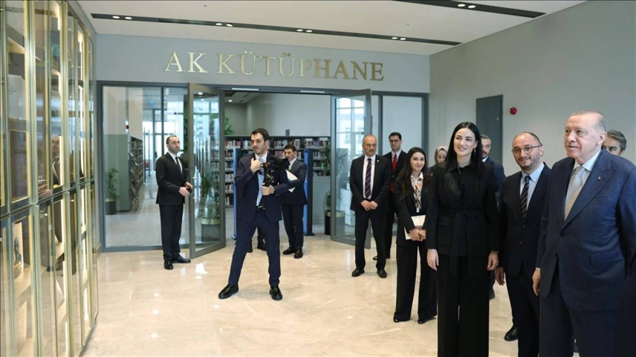 Cumhurbaşkanı Erdoğan, AK Kütüphane'yi ziyaret etti