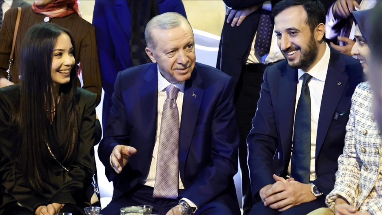 Cumhurbaşkanı Erdoğan, AK Parti İstanbul İl Başkanlığı'nda gençlerle bir araya geldi