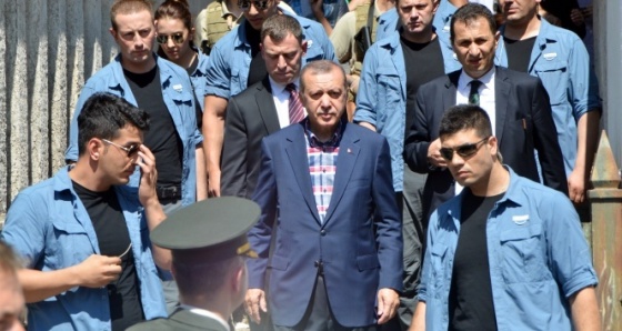 Cumhurbaşkanı Erdoğan, anne ve babasının kabrini ziyaret etti