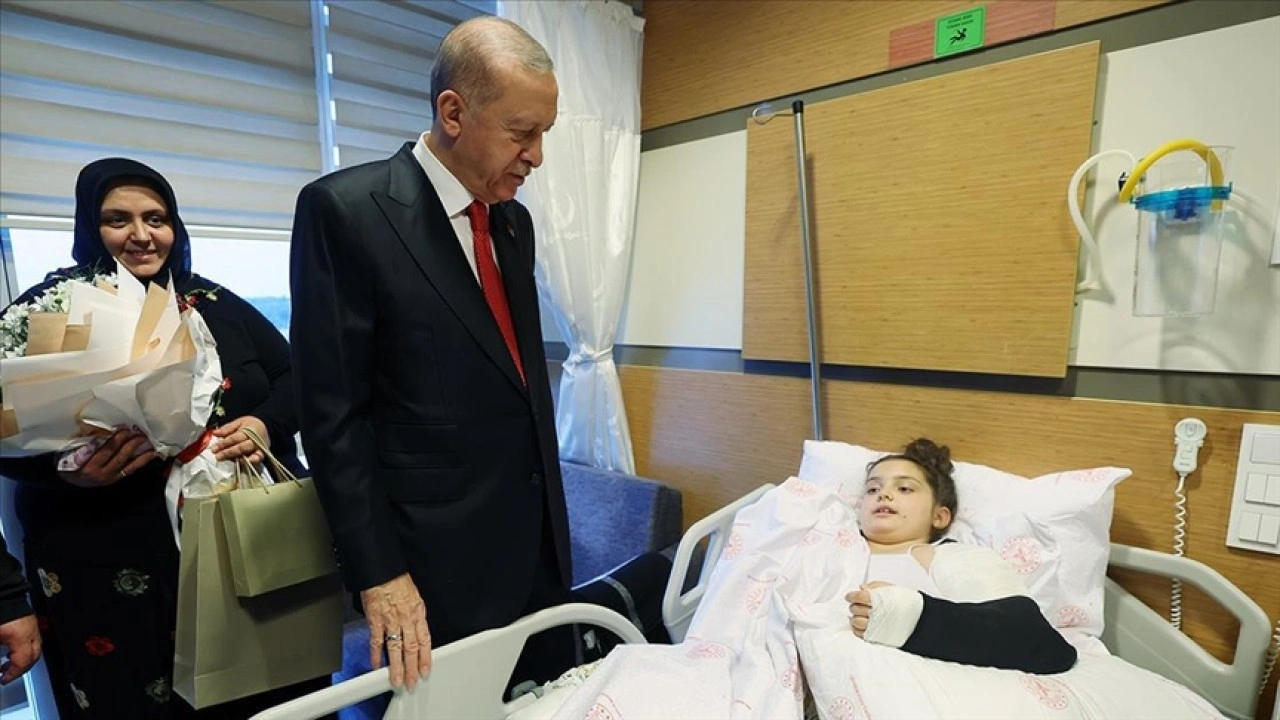 Cumhurbaşkanı Erdoğan, Balıkesir'deki kazada yaralanan öğrencileri ziyaret etti