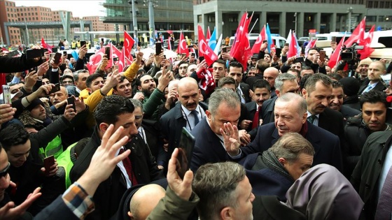 Cumhurbaşkanı Erdoğan Berlin'de Türklerin sevgi gösterileriyle karşılandı