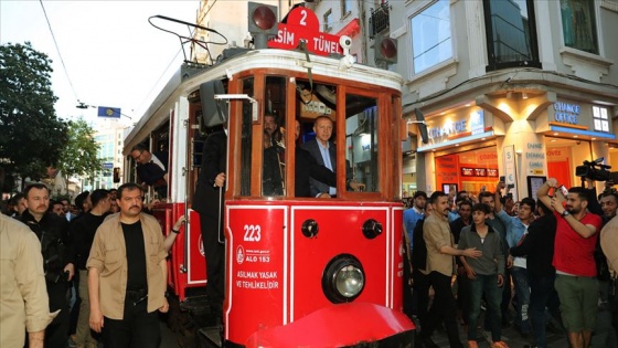 Cumhurbaşkanı Erdoğan Beyoğlu'nda nostaljik tramvaya bindi