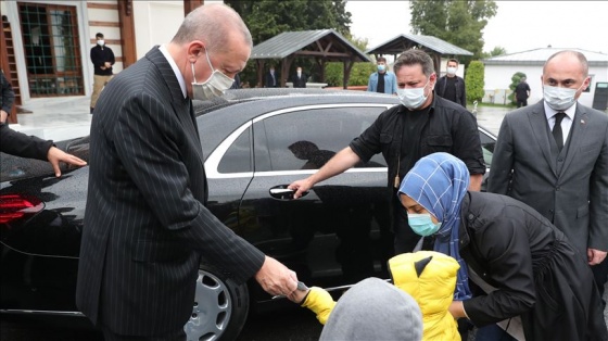 Cumhurbaşkanı Erdoğan cuma namazını Kerem Aydınlar Camisi'nde kıldı