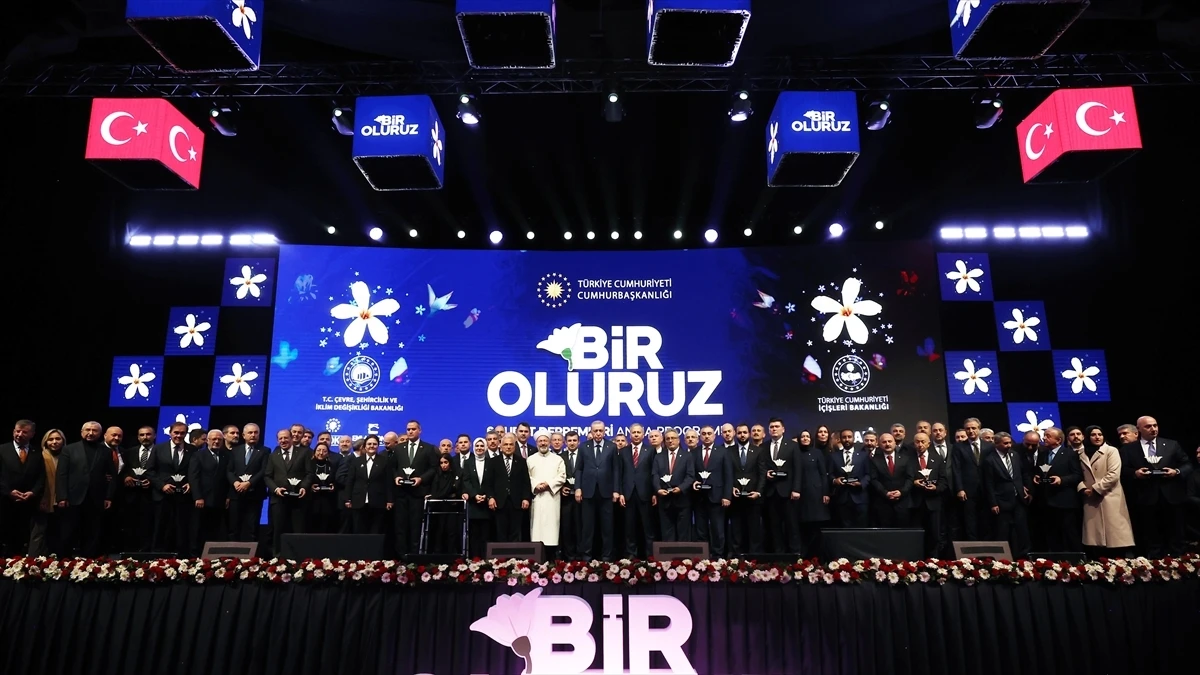 Cumhurbaşkanı Erdoğan'dan 'asrın birlikteliği'ne katkı sağlayan kurum, kuruluş ve özel sektör temsilcilerine plaket