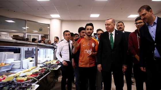 Cumhurbaşkanı Erdoğan'dan gençlere sahur sürprizi