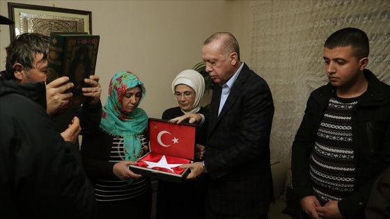 Cumhurbaşkanı Erdoğan'dan İdlib şehidi Baysal'ın babaevine taziye ziyareti