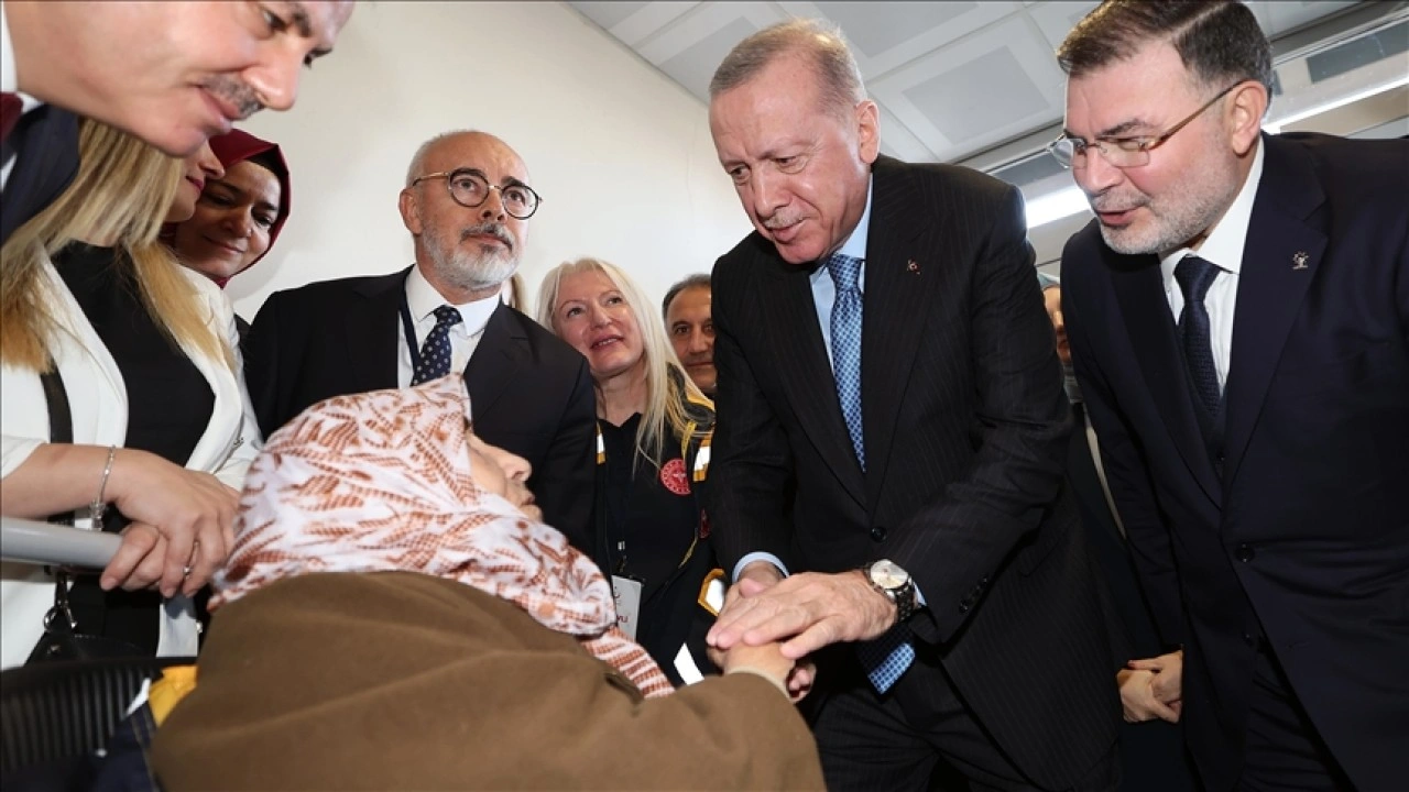 Cumhurbaşkanı Erdoğan, İzmir'de 102 yaşındaki Gülsüm Sakallı ile görüştü