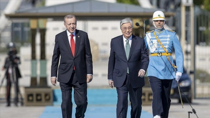 Cumhurbaşkanı Erdoğan, Kazakistan Cumhurbaşkanı Tokayev'i resmi törenle karşıladı