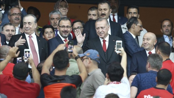 Cumhurbaşkanı Erdoğan millileri yalnız bırakmadı