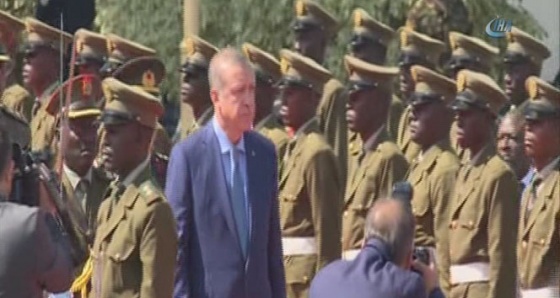 Cumhurbaşkanı Erdoğan, Uganda’da top atışlarıyla karşılandı