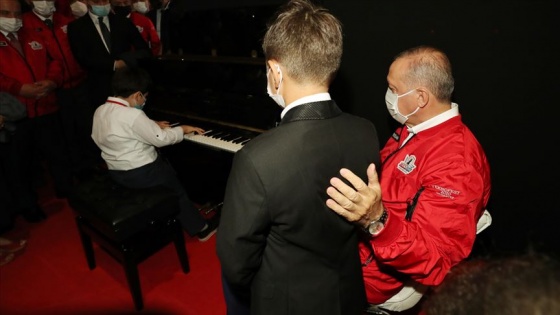 Cumhurbaşkanı Erdoğan uluslararası ödüllü minik müzisyenleri dinledi