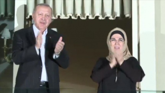 Cumhurbaşkanı Erdoğan ve eşi Emine Erdoğan sağlık personeline alkışlarla destek verdi