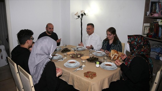 Cumhurbaşkanı Yardımcısı Oktay bir vatandaşın evinde iftar yaptı