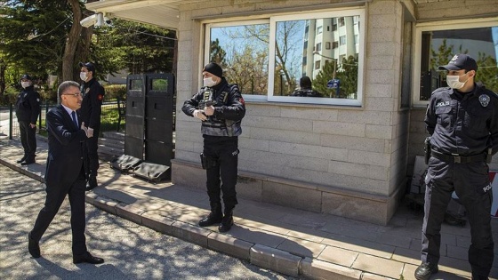 Cumhurbaşkanı Yardımcısı Oktay'dan görev başındaki polislere ziyaret