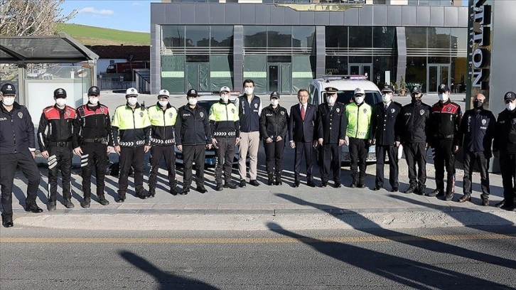 Cumhurbaşkanı Yardımcısı Oktay'dan, görev başındaki polislere ziyaret