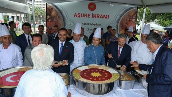 Cumhurbaşkanlığından İzmir'de vatandaşlara aşure ikramı