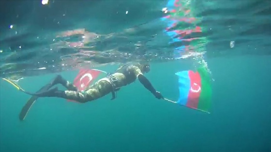 Cumhuriyet Bayramı'nı Türk ve Azerbaycan bayraklarıyla dalış yaparak kutladı