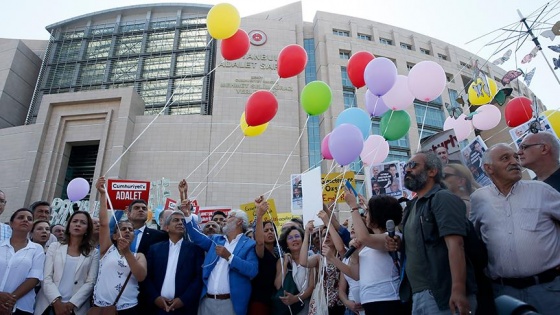 Cumhuriyet gazetesi yöneticileri ve yazarları hakim karşısında