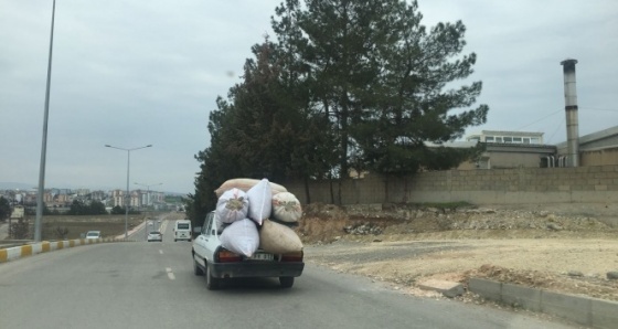 Çuvalların bagajdan taştığı otomobilin tehlikeyi yolculuğu