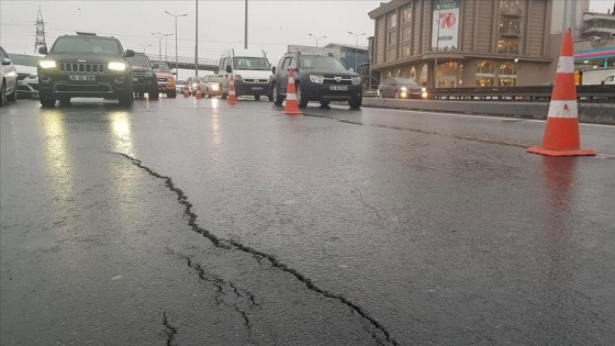 D-100 Karayolu'nda oluşan çatlaklar trafiği aksattı