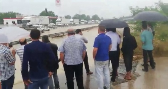 D100 sel sularına teslim oldu, yol trafiğe kapandı