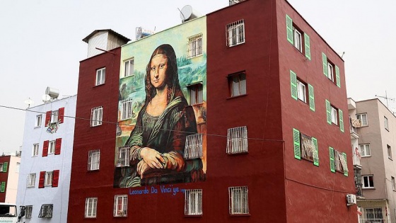 Da Vinci'nin Mona Lisa'sı bina duvarında