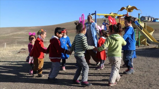 Dağ köyü el ele veren öğretmen çiftin yuvası oldu