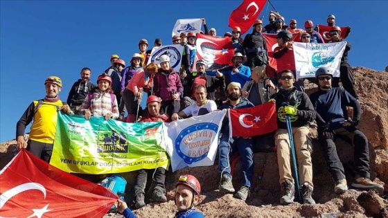 Dağcılardan Erciyes'in zirvesine 30 Ağustos Zafer Bayramı tırmanışı