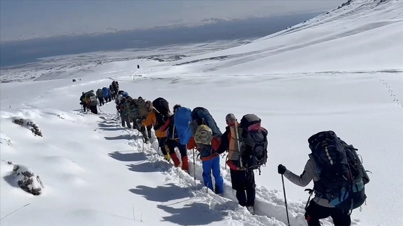 Dağcıların Süphan Dağı zirve tırmanışına sis ve çığ riski engel oldu