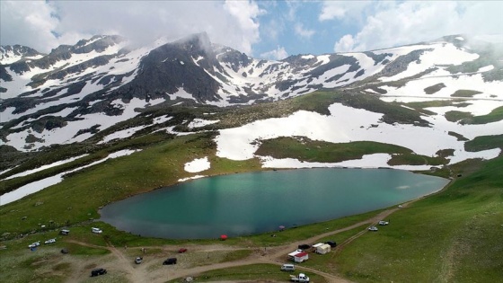 Dağların arasındaki krater gölleri cezbediyor